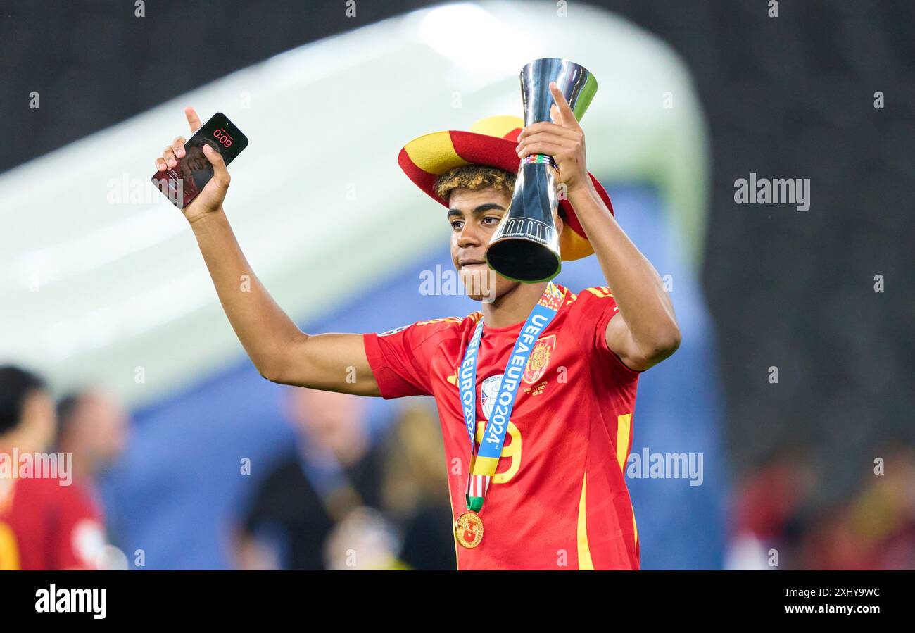 Lamine Yamal, ESP 19 with trophy Best Young Player at the winners