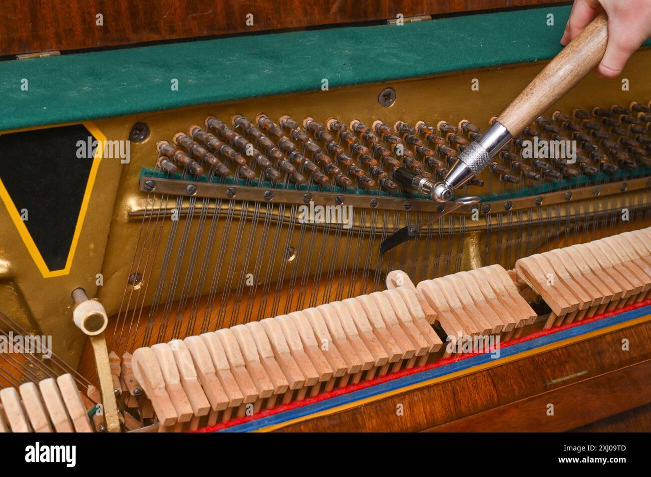 String instrument technique hi-res stock photography and images - Alamy