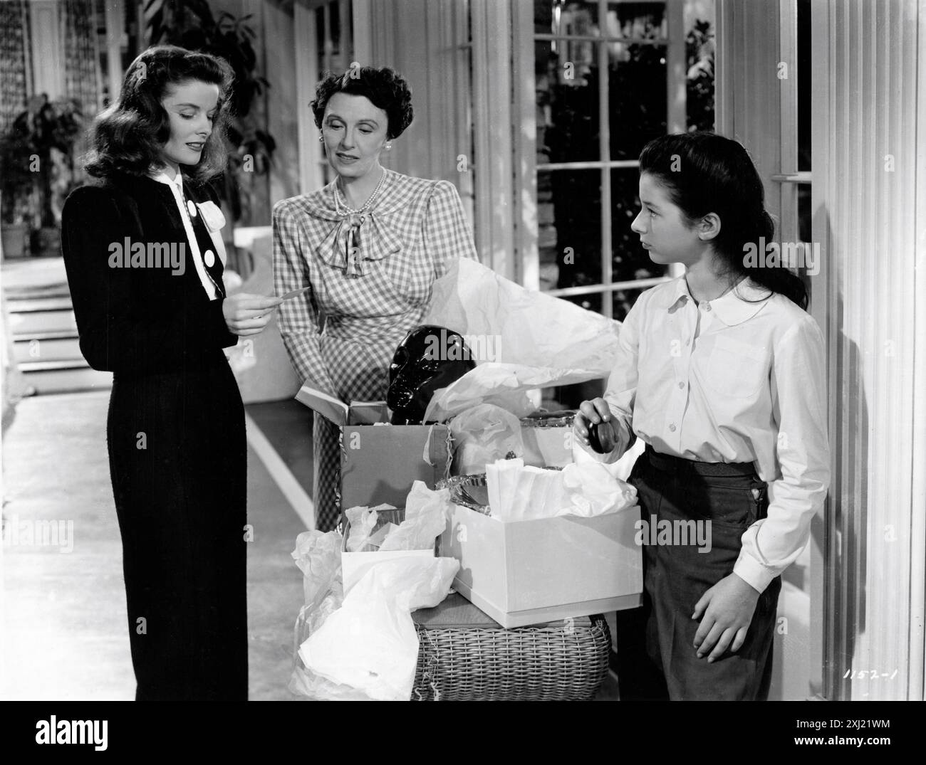 KATHARINE HEPBURN MARY NASH and VIRGINIA WEIDLER in THE PHILADELPHIA STORY 1940 director GEORGE CUKOR play Philip Barry screenplay Donald Ogden Stewart gowns Gilbert Adrian Metro Goldwyn Mayer (MGM) Stock Photo