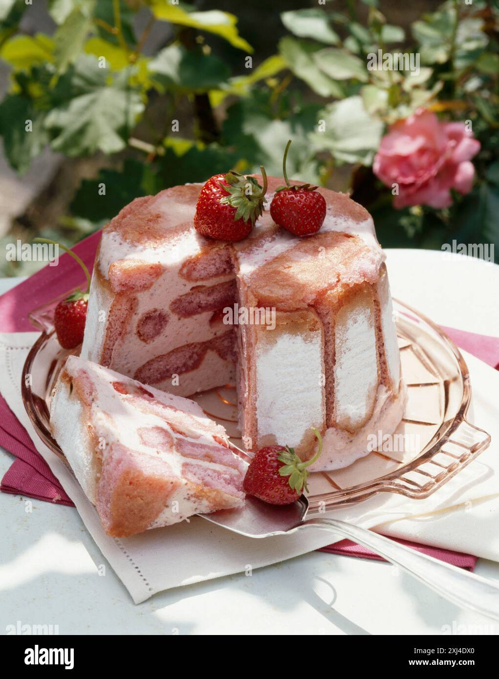 Sliced strawberry cake hi-res stock photography and images - Alamy