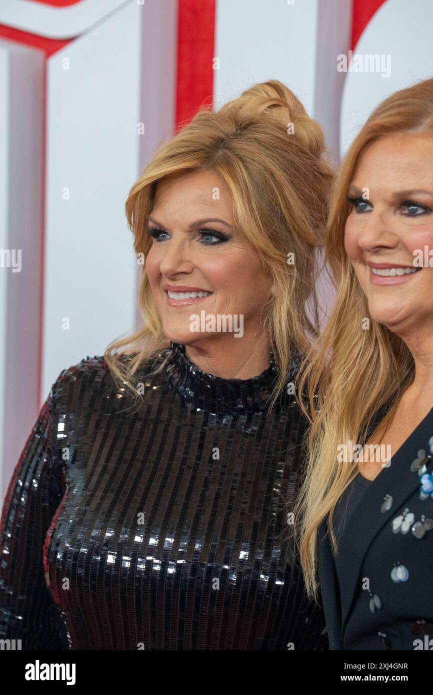 Country singer TRISHA YEARWOOD and sister BETH YEARWOOD walk the red