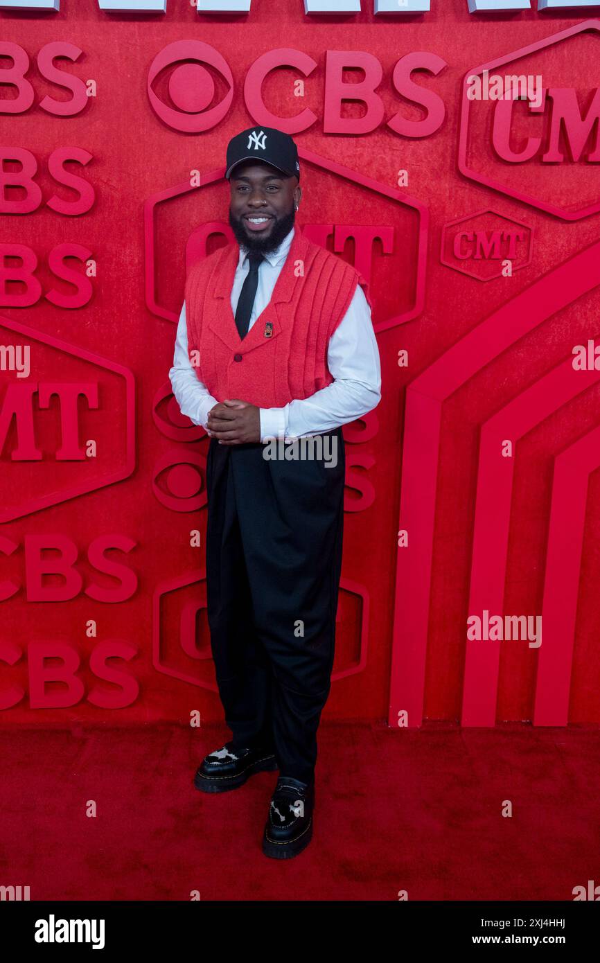 Country singer JUSTIN TOMLINSON walks the red carpet and poses for ...