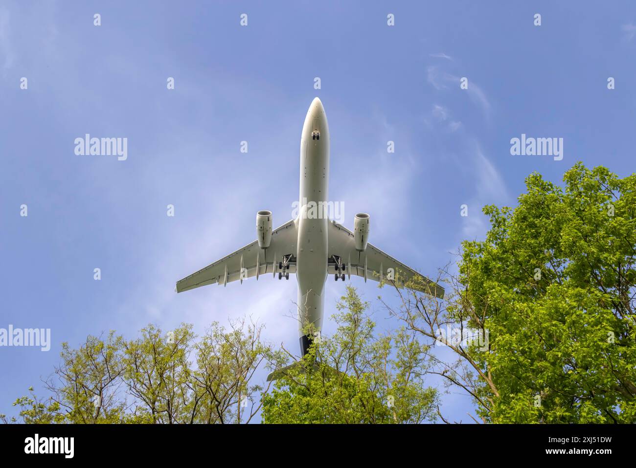Aeroplane on approach shortly in front of landing at Frankfurt Airport ...