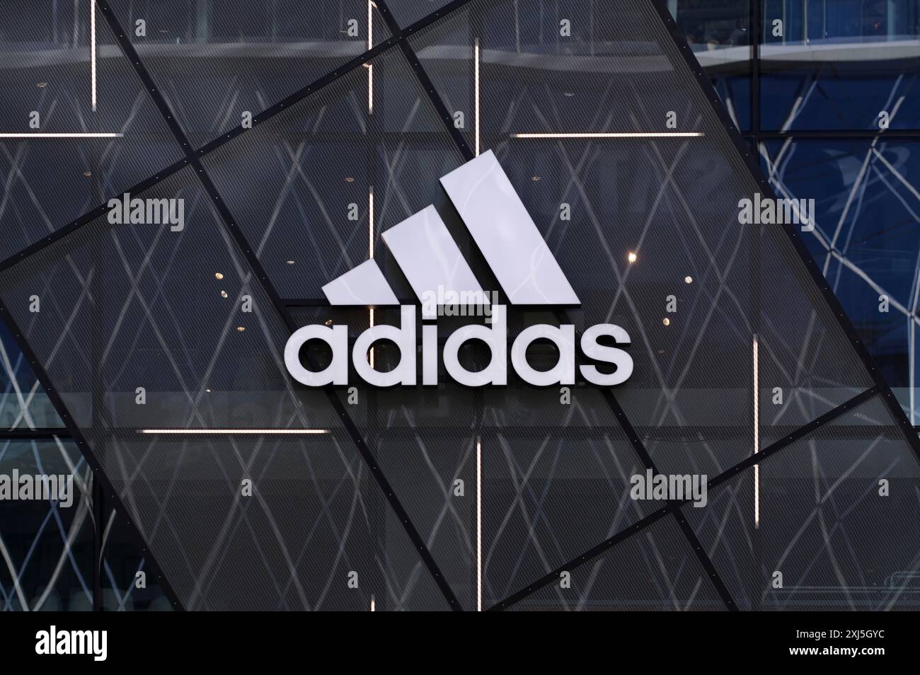 Adidas centre hi res stock photography and images Alamy