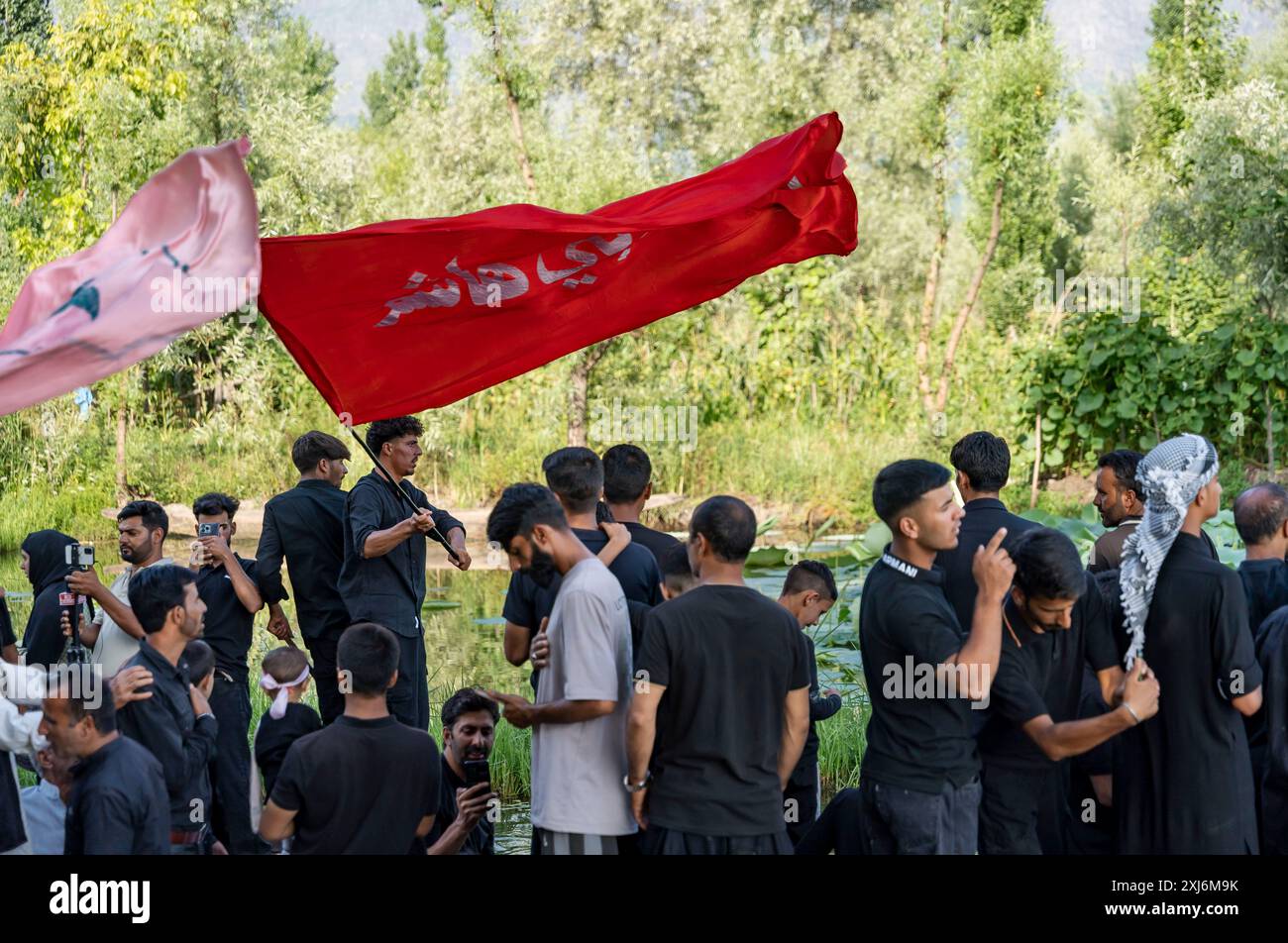 Kashmiri Shia Muslims wave religious flags and shout religious poems ...