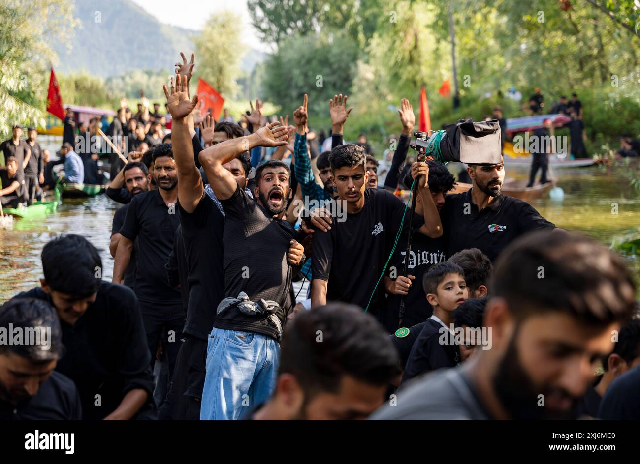 Kashmiri Shia Muslims shout pro-Palestinian slogans during a procession ...
