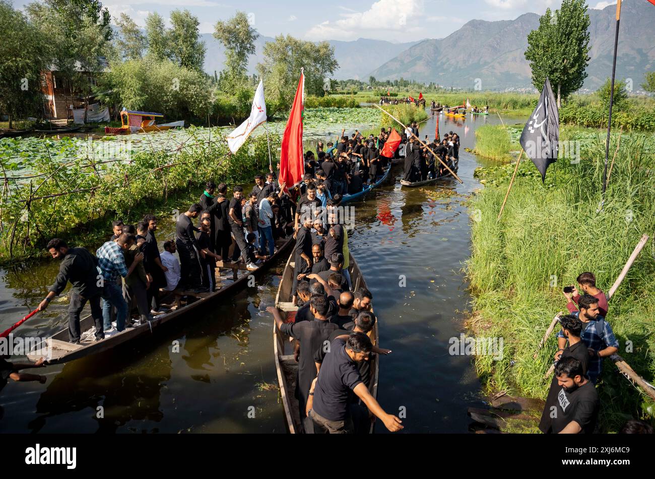 Kashmiri Shia Muslims hold religious flags and shout religious poems ...