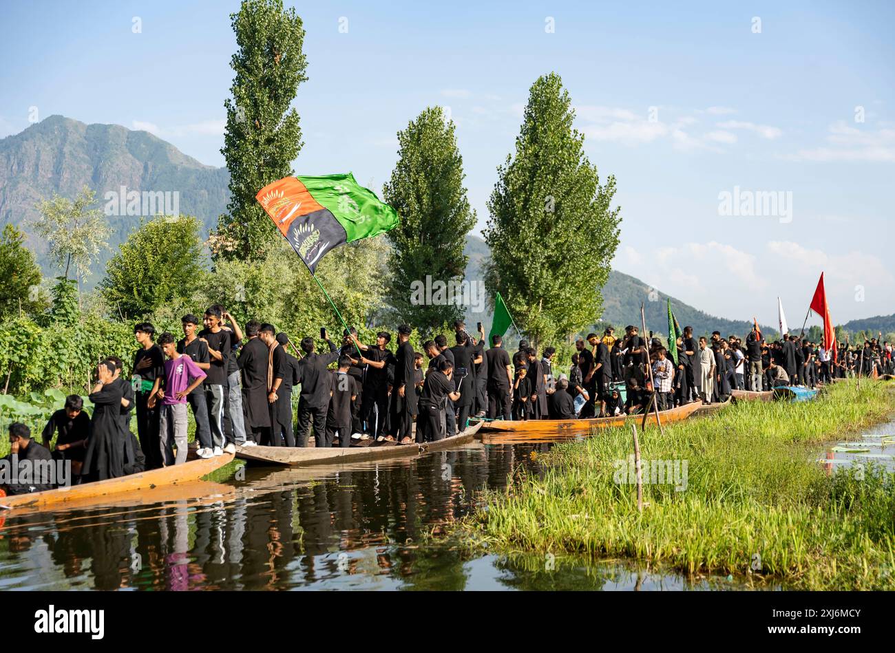 Kashmiri Shia Muslims wave religious flags and shout religious poems ...