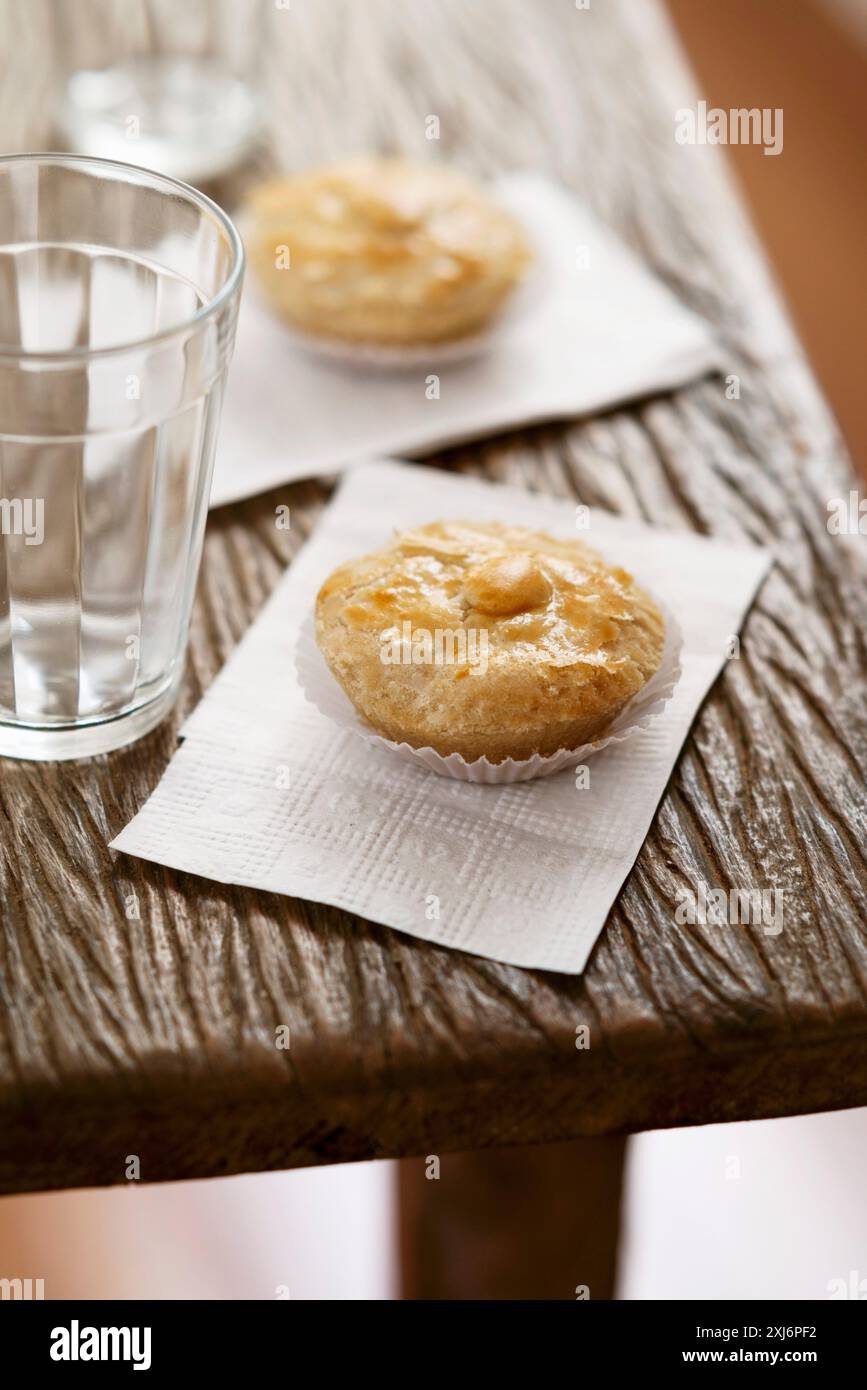 Mini chicken pie hi-res stock photography and images - Alamy