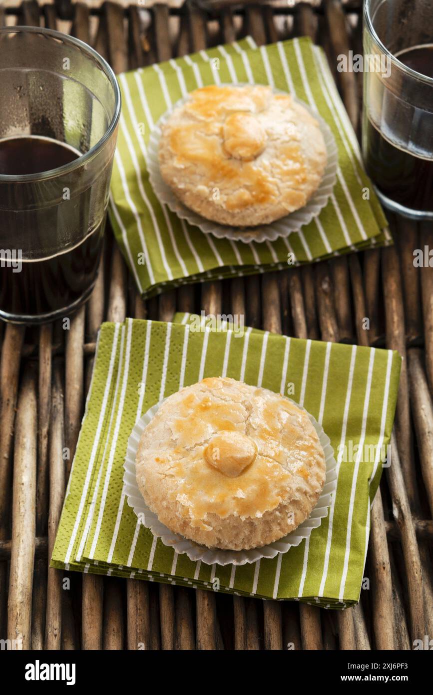 Mini chicken pie hi-res stock photography and images - Alamy