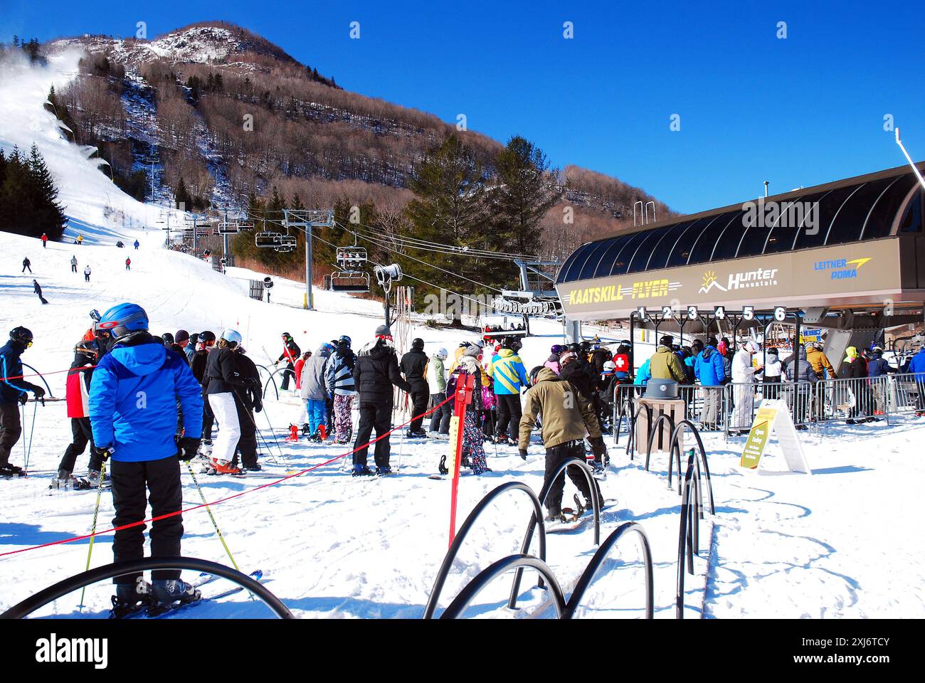 Skiers ride lift line hi-res stock photography and images - Alamy