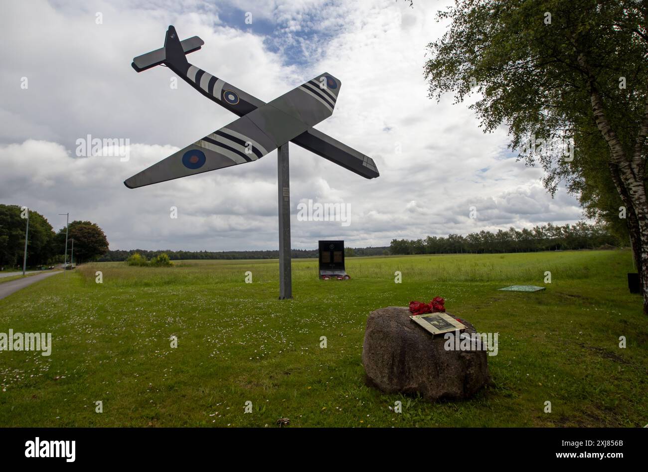 the-glider-monument-commemorates-the-landings-during-operation-market