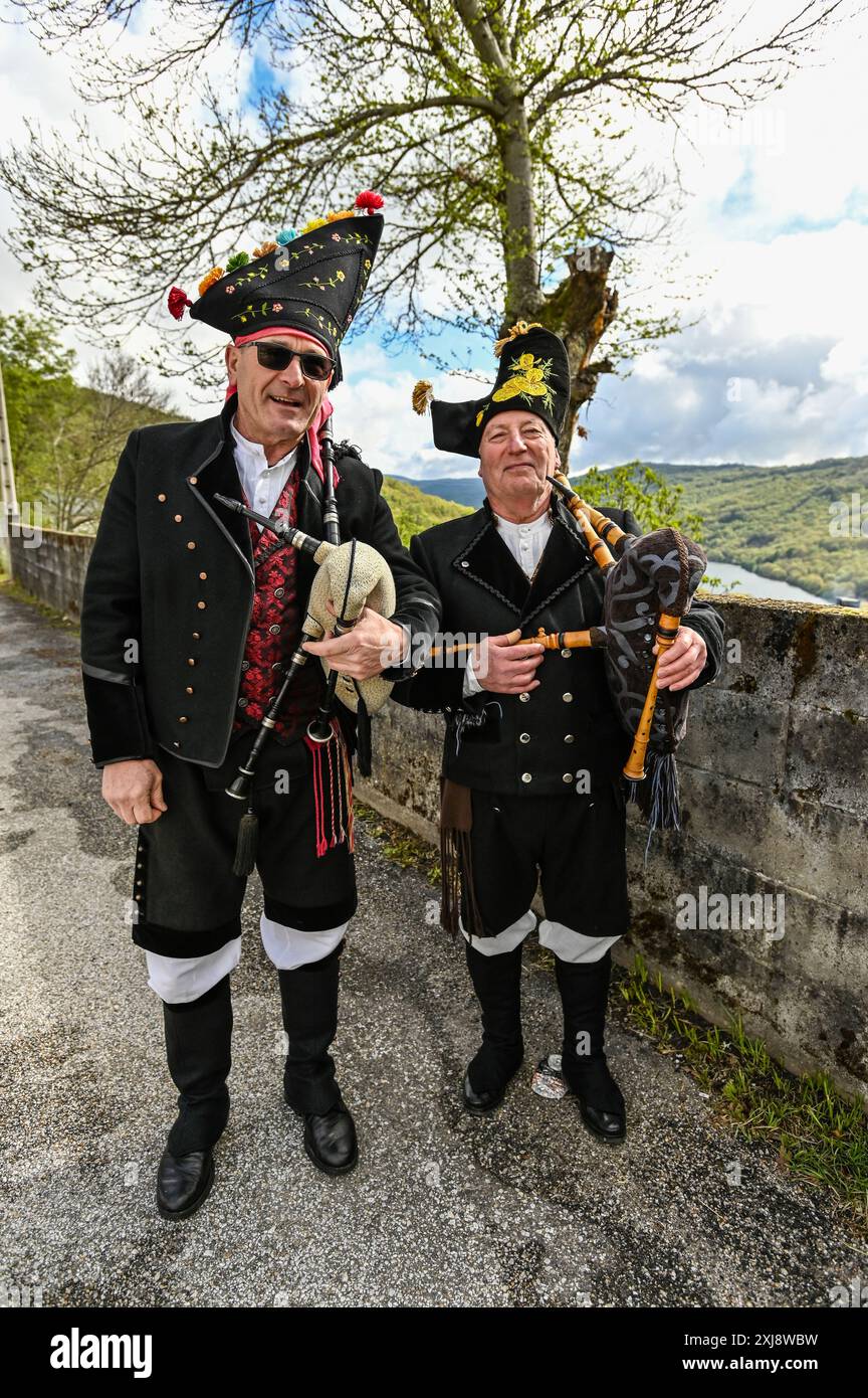 A traditional Gaiteiro from Galicia, dressed in classic attire with a vest, white shirt, knee-length trousers, and a wide-brimmed hat, plays the gaita, the region's iconic bagpipe. This musician embodies the rich cultural heritage and musical traditions of Galicia, bringing vibrant melodies to the festive atmosphere of local celebrations Stock Photo