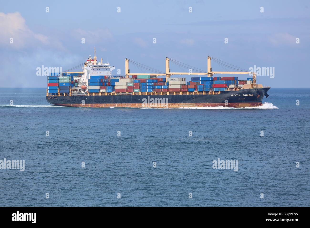 Container ships freight rates hi-res stock photography and images - Alamy