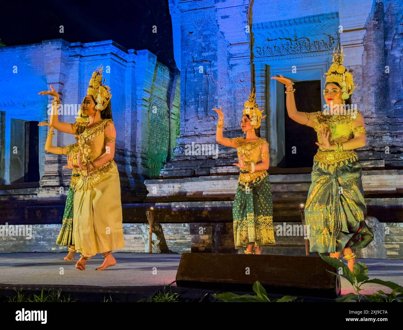 Angkor thom night hi-res stock photography and images - Alamy