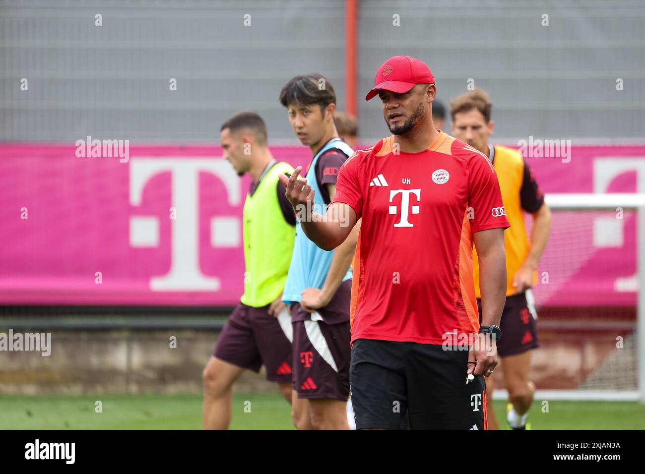 Vincent Kompany (FC Bayern Muenchen, Cheftrainer) zeigt, zeigend,  Training, Trainingsauftakt,  FC Bayern Muenchen, Fussball,  Saison 24/25, 17.07.2024,  Foto: Eibner-Pressefoto/Jenni Maull Stock Photo