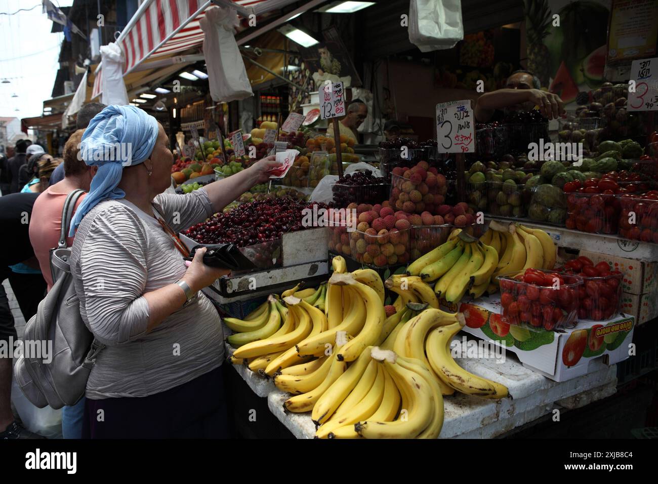 Manchane Ultra Orthodox pregnant Jewish lady pays for produce at a Machane ...