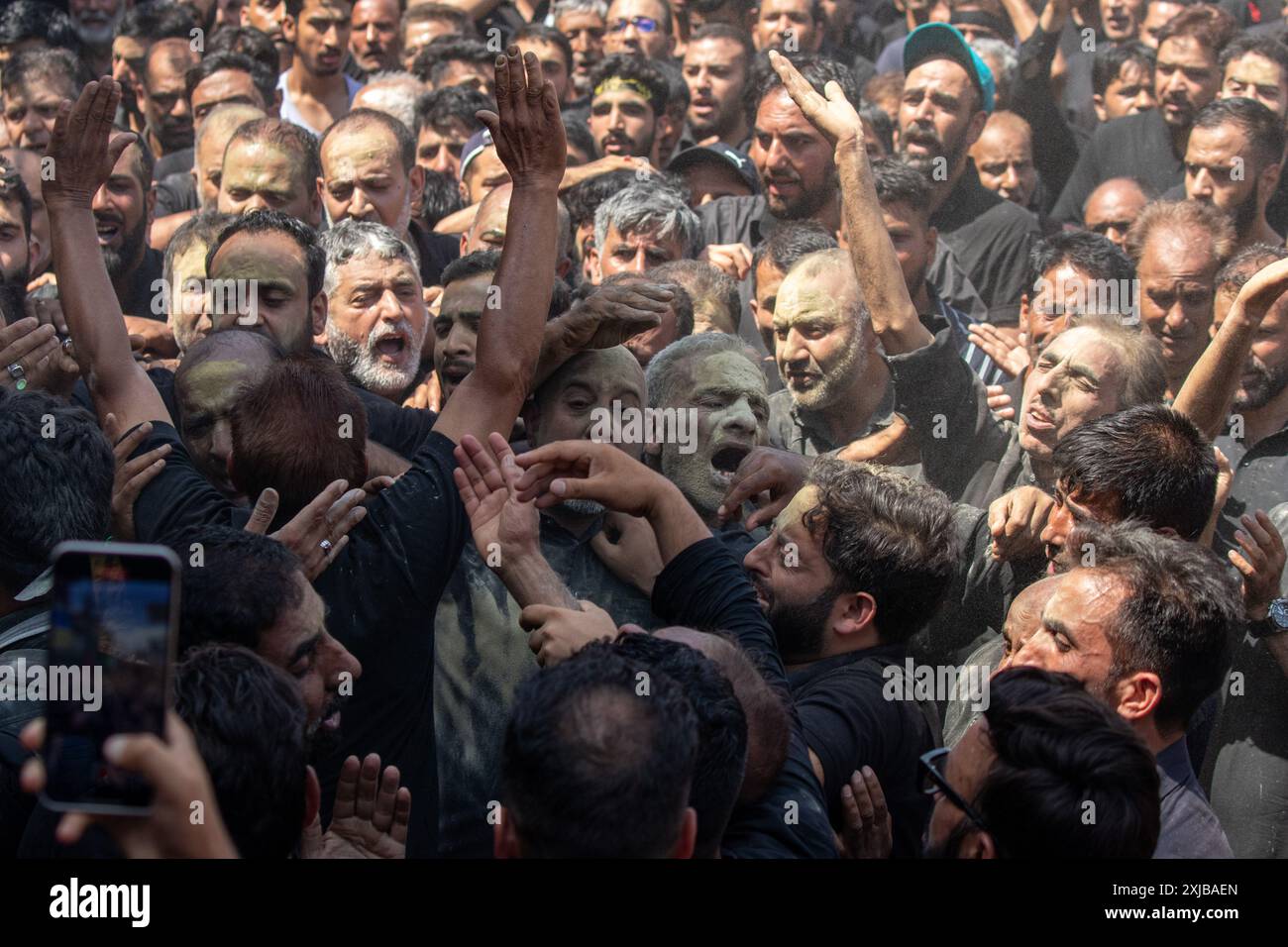 Srinagar, India. 17th July, 2024. Shiite Muslim mourners take part in a ...