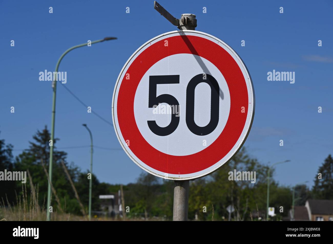 Verkehrsschild 50 km. Zulässige Höchstgeschwindigkeit 50 km/h ...
