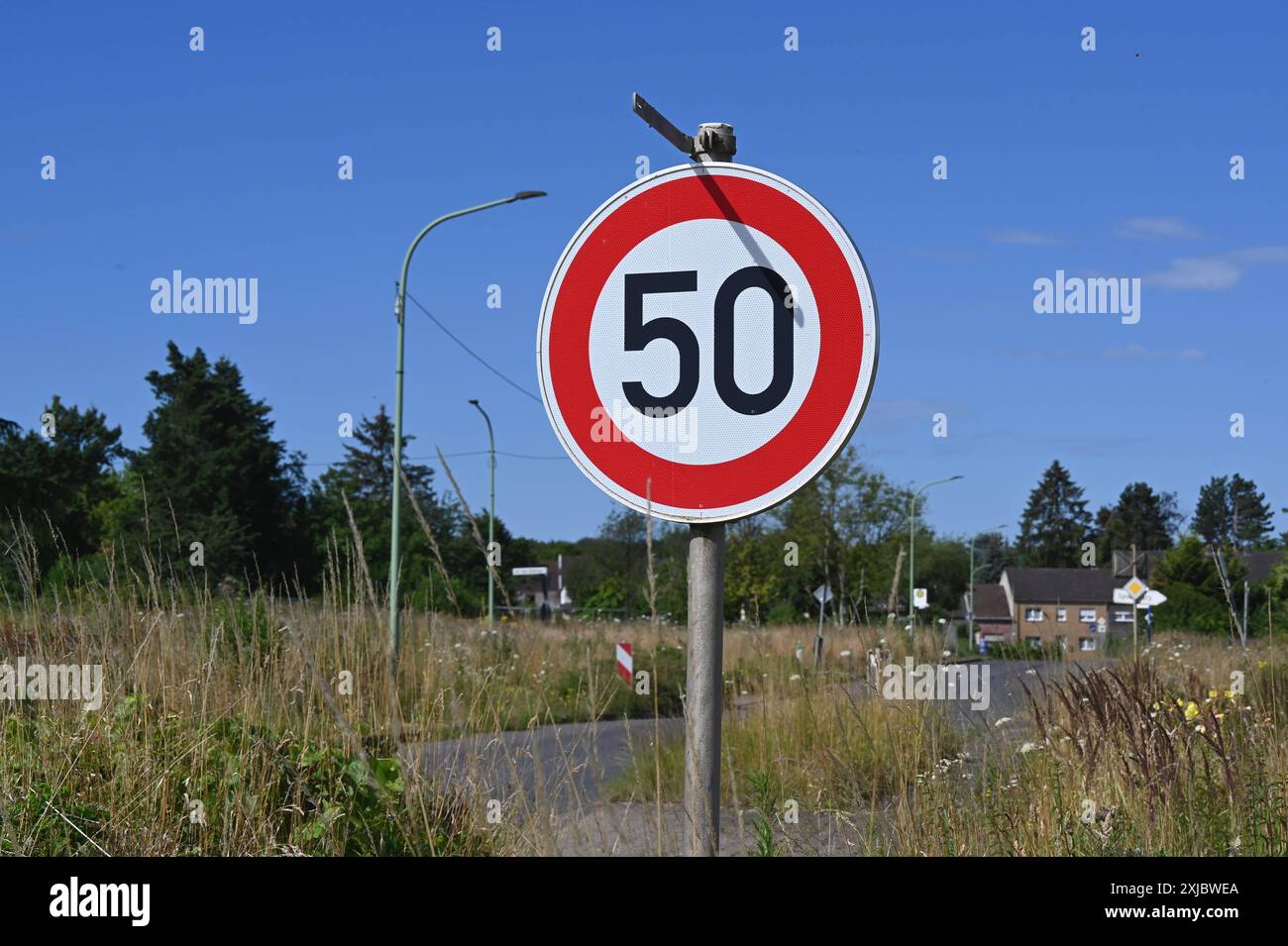 Verkehrsschild 50 km. Zulässige Höchstgeschwindigkeit 50 km/h ...