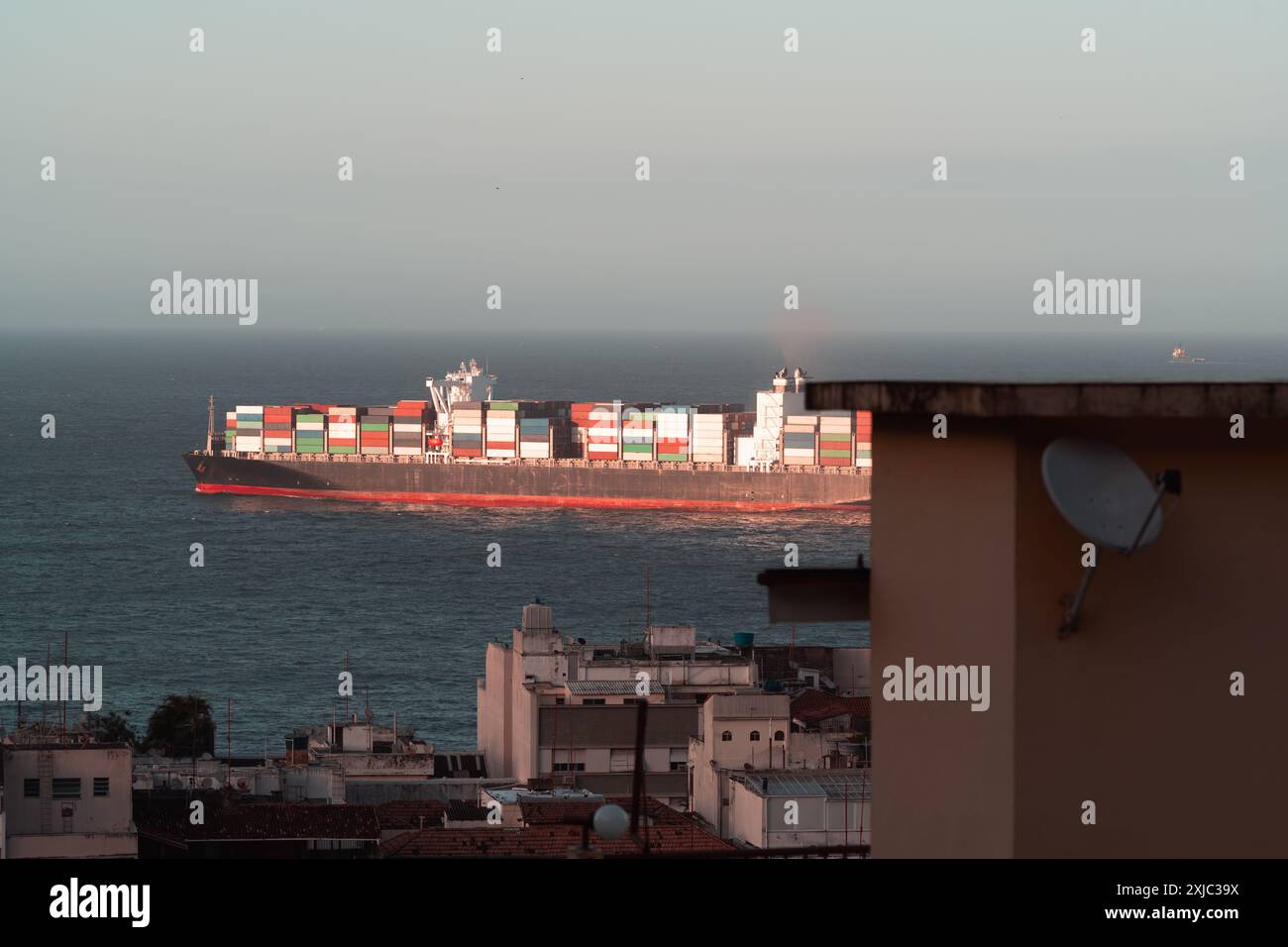 Container Sails Large loaded container ship sails hi-res stock photography and images ...
