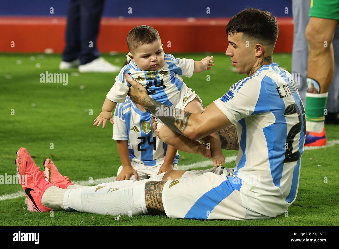 Argentina's midfielder Enzo Fernandez celebrates with his childs after ...