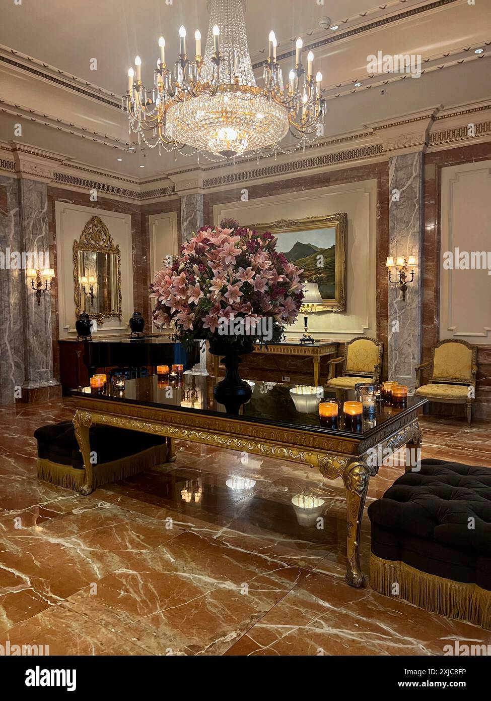 Modern luxury hotel foyer hi-res stock photography and images - Alamy