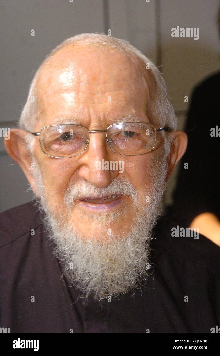File photo - The Abbe Pierre at the 'Emmaus' headquarters in ...