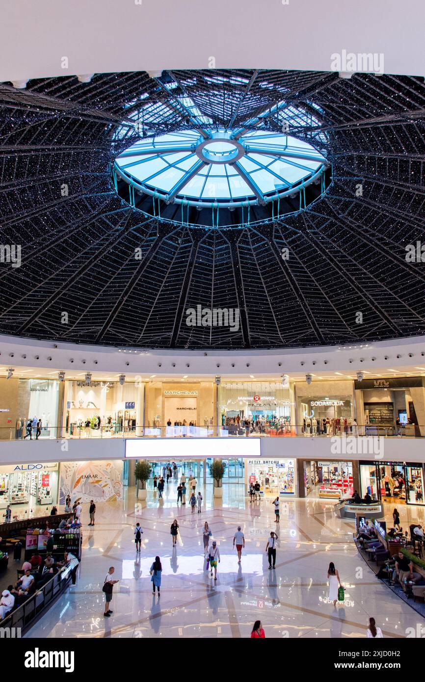 Shopping mall dubai people walking hi-res stock photography and images ...