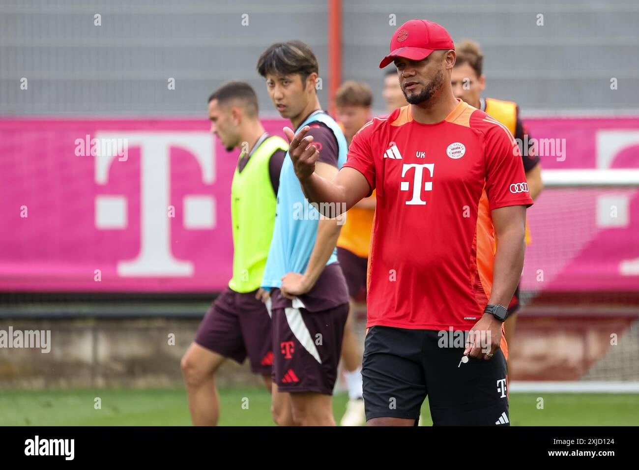 Vincent Kompany (FC Bayern Muenchen, Cheftrainer), zeigt, zeigend,  Training, Trainingsauftakt,  FC Bayern Muenchen, Fussball,  Saison 24/25, 17.07.2024,  Foto: Eibner-Pressefoto/Jenni Maul Stock Photo
