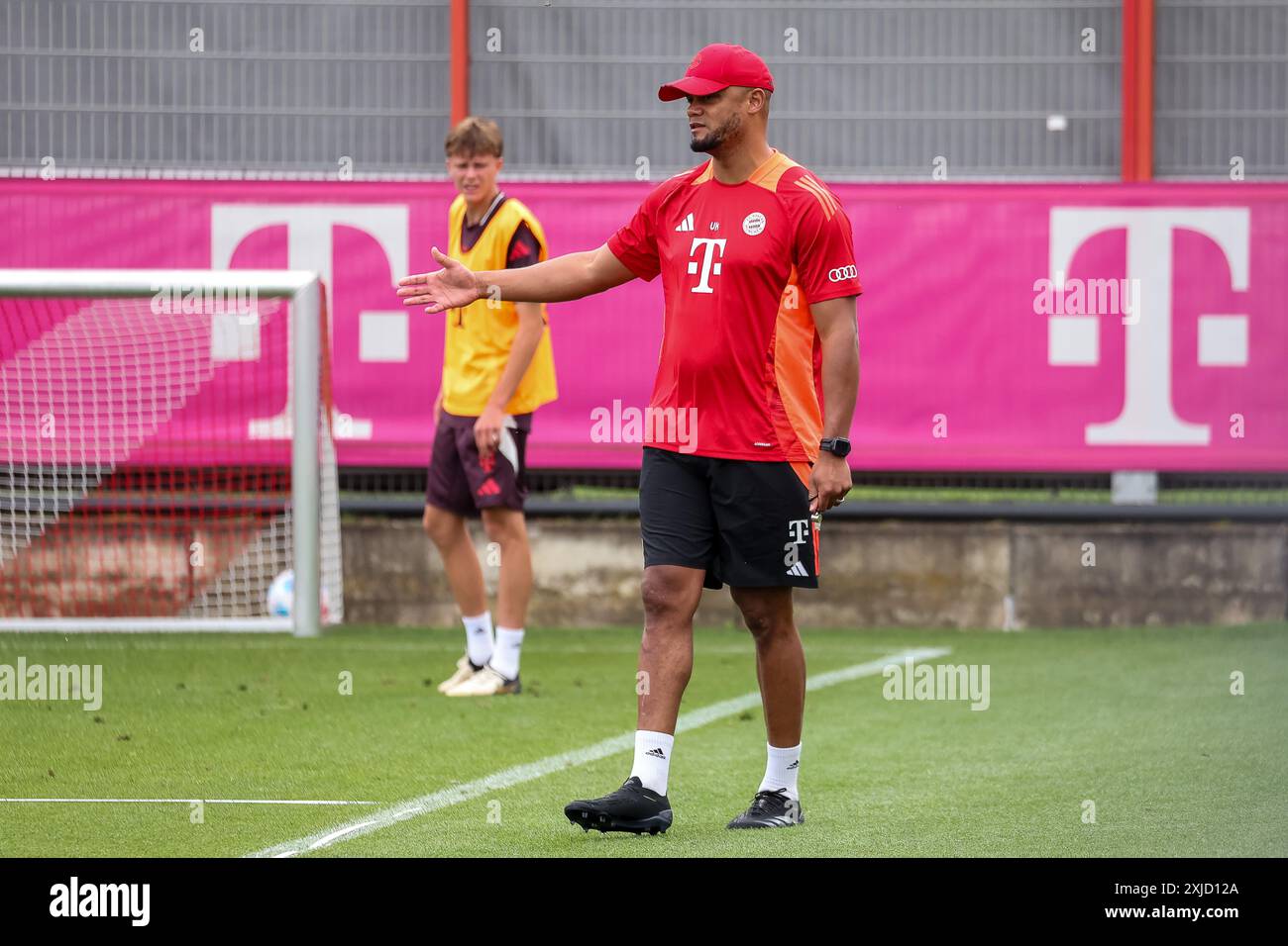 Vincent Kompany (FC Bayern Muenchen, Cheftrainer), zeigt, zeigend,  Training, Trainingsauftakt,  FC Bayern Muenchen, Fussball,  Saison 24/25, 17.07.2024,  Foto: Eibner-Pressefoto/Jenni Maul Stock Photo