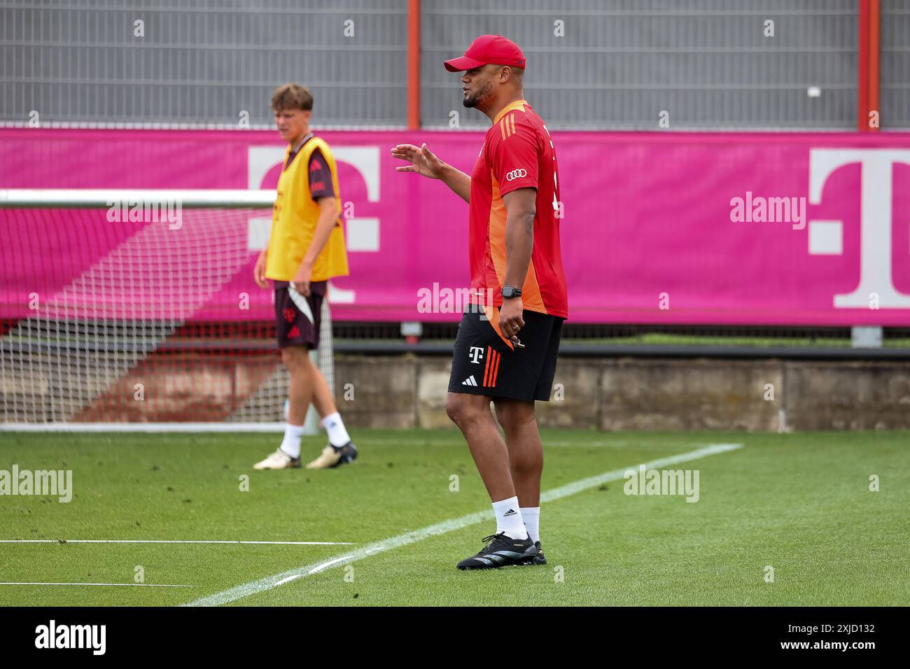Vincent Kompany (FC Bayern Muenchen, Cheftrainer), zeigt, zeigend,  Training, Trainingsauftakt,  FC Bayern Muenchen, Fussball,  Saison 24/25, 17.07.2024,  Foto: Eibner-Pressefoto/Jenni Maul Stock Photo