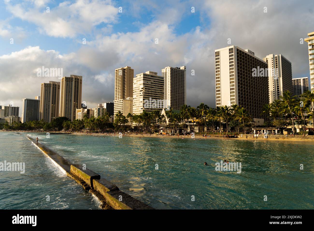 Palm trees honolulu skyline hi-res stock photography and images - Alamy