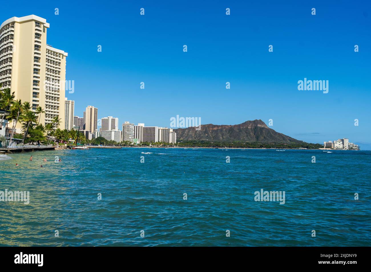 Palm trees honolulu skyline hi-res stock photography and images - Alamy