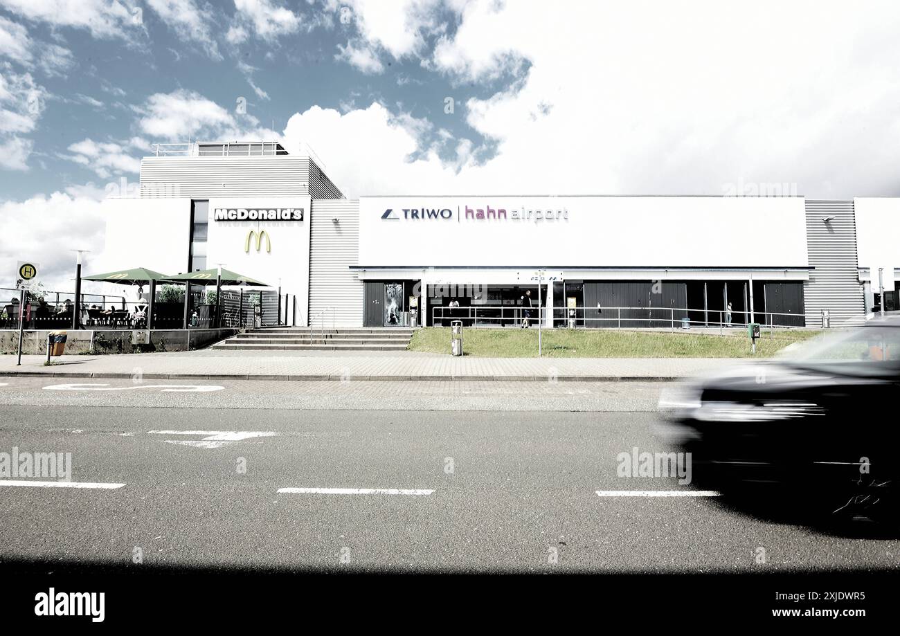 Empfangs- und Abfertigungsgebäude des Flughafens Hahn mit dem Logo des Unternehmens Triwo, das den Flughafen 2023 im Rahmen eines Insolvenzverfahrens übernommen hat. Flughafen Frankfurt-Hahn *** Reception and terminal building at Hahn Airport with the logo of Triwo, the company that took over the airport in 2023 as part of insolvency proceedings Frankfurt Hahn Airport Stock Photo