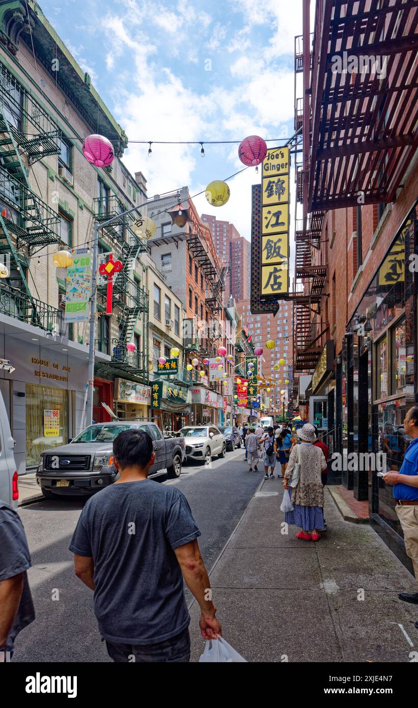 NYC Chinatown: Pell Street, a narrow block-long link between Mott Street and Bowery, is crammed with restaurants and salons (looking east). Stock Photo