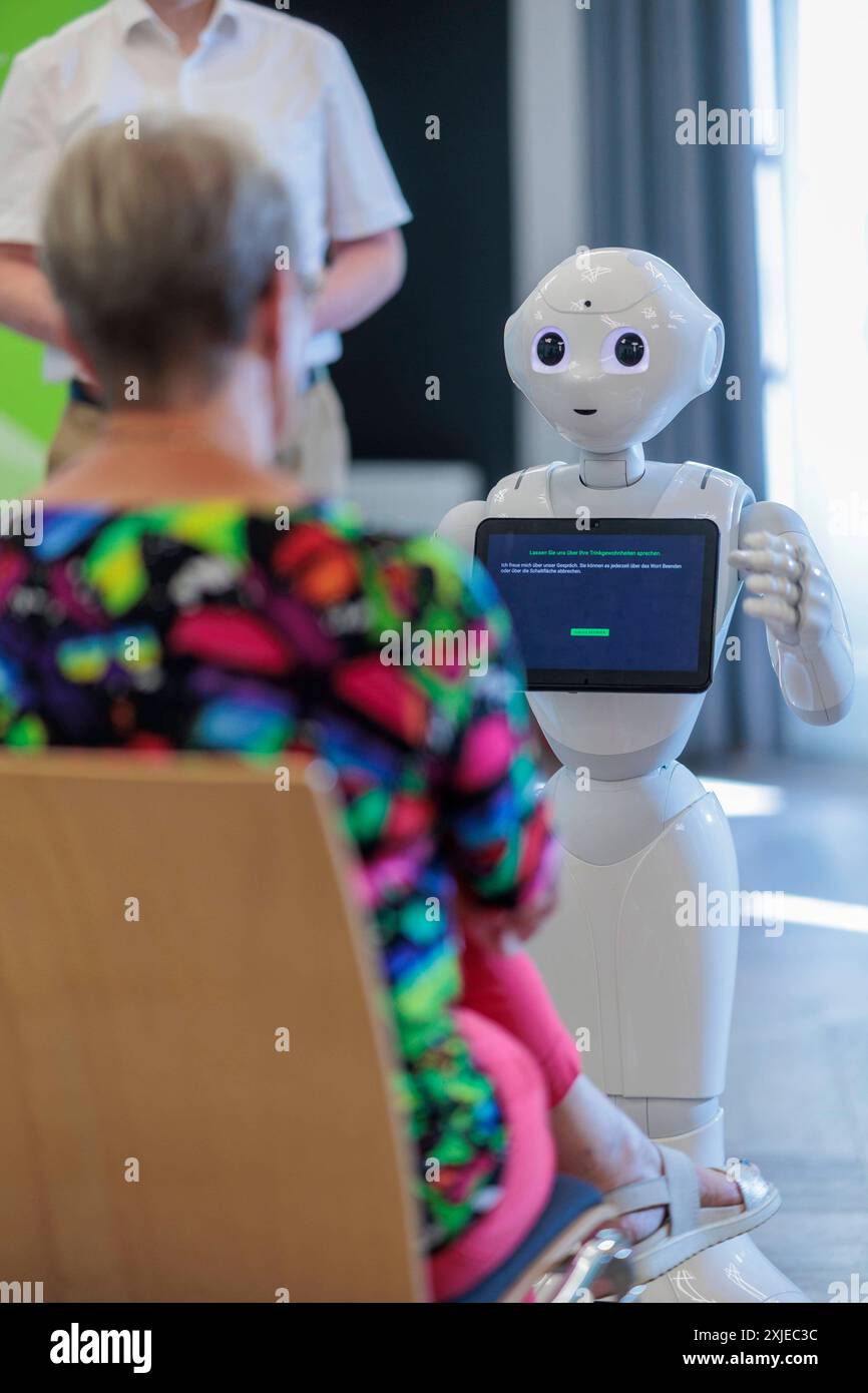 Humanoider Roboter Pepper - Forschung an der Medizinische Universität Lausitz - Carl Thiem DEU/Brandenburg/ Cottbus Â Vorrstellung eines sozialen Roboters Pepper an der Brandenburgischen Technischen Universität Cottbus-Senftenberg BTU und der Medizinische Universität Lausitz - Carl Thiem. Dort wird derzeit eine Pilotstudie durchgeführt, um die Auswirkungen der Interaktionsmodalitäten auf das Engagement und die Anwendungen in pflegetypischen Situationen zu untersuchen. Pepper wird eingesetzt, um verschiedene Formen der Mensch-Maschine-Interaktion zu erproben. Ziel ist es, die Auswirkungen solch Stock Photo