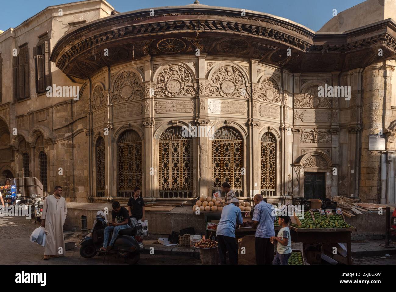 Cairo, Egypt. July 7th 2024 A local vegetable market in front of the ancient Sabil of Muhammad Ali near the Fatamid gate of Bab Zuweila in Darb al Ahm Stock Photo