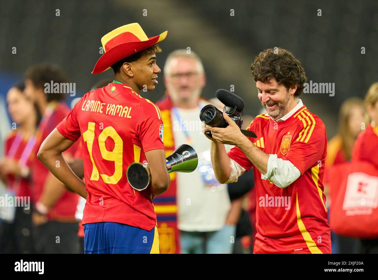 Lamine Yamal, ESP 19 with Best Player trophy after the final match