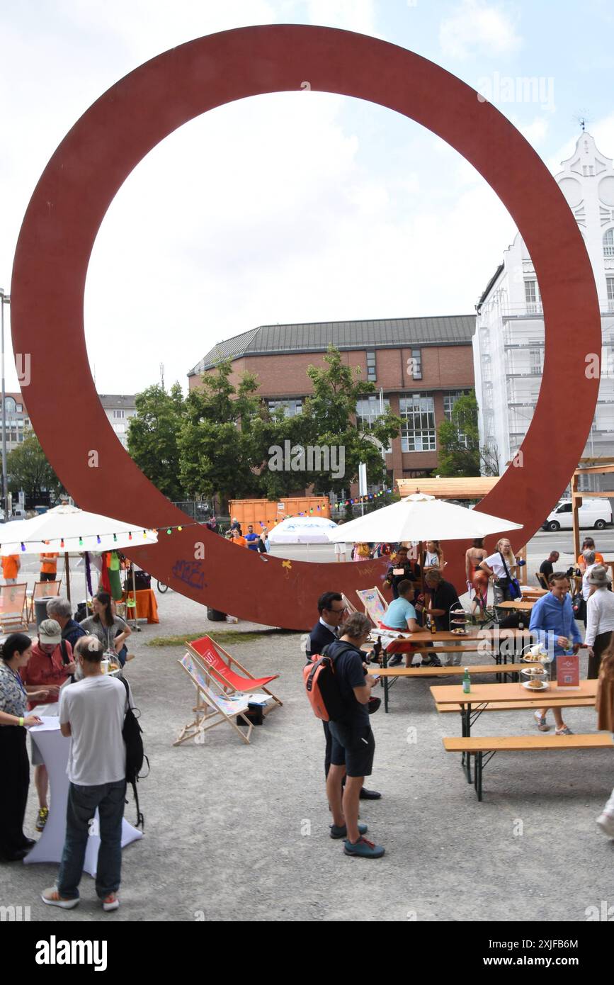 Gaeste vor Kunstwerk -RING Muenchen 18.07.2024 Karl-Stuetzel-Platz DIE ...