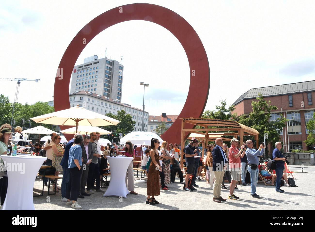 Gaeste vor Kunstwerk -RING Muenchen 18.07.2024 Karl-Stuetzel-Platz DIE ...