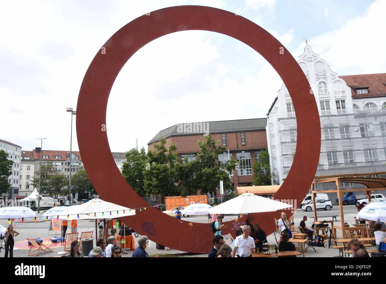 Gaeste vor Kunstwerk -RING Muenchen 18.07.2024 Karl-Stuetzel-Platz DIE ...