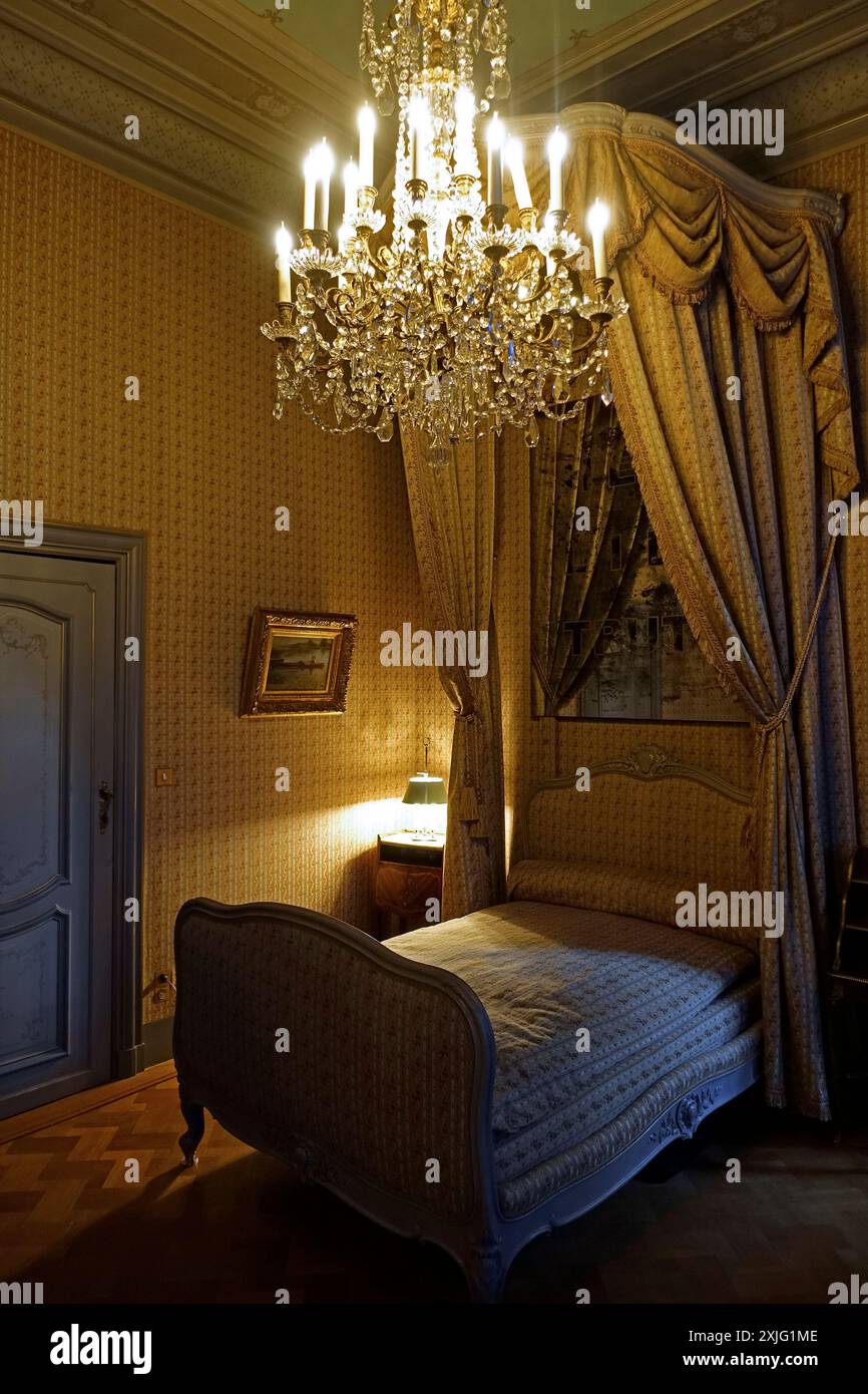 Chandelier and canopy bed in the Marquise’s apartment at Kasteel van Gaasbeek, renovated medieval castle in Lennik, Flemish Brabant, Belgium Stock Photo