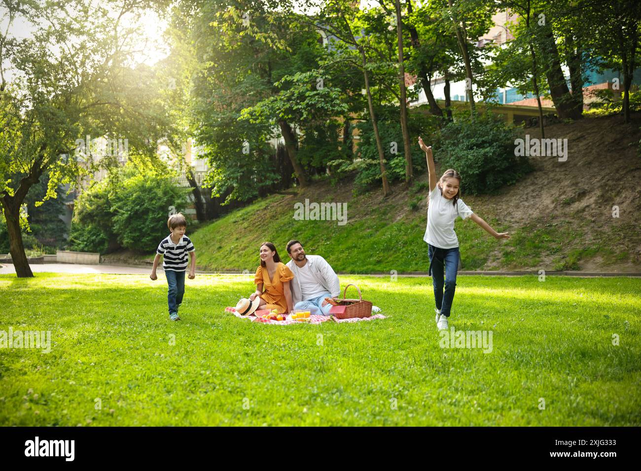 Family picnic outdoors hi-res stock photography and images - Alamy