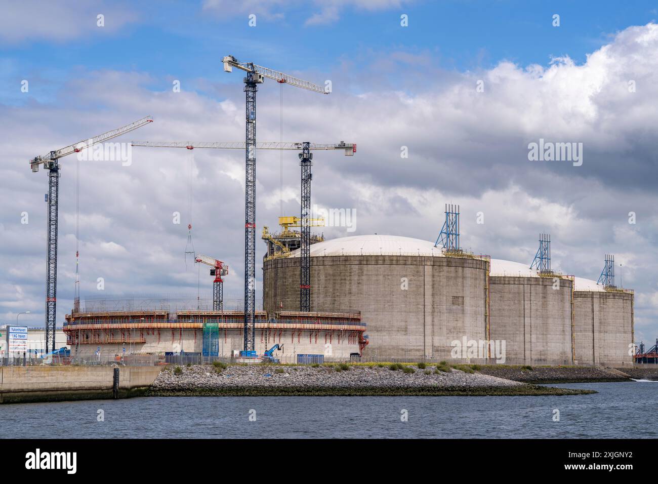 Construction of a 180,000 cubic meter LNG storage tank, it will be the ...