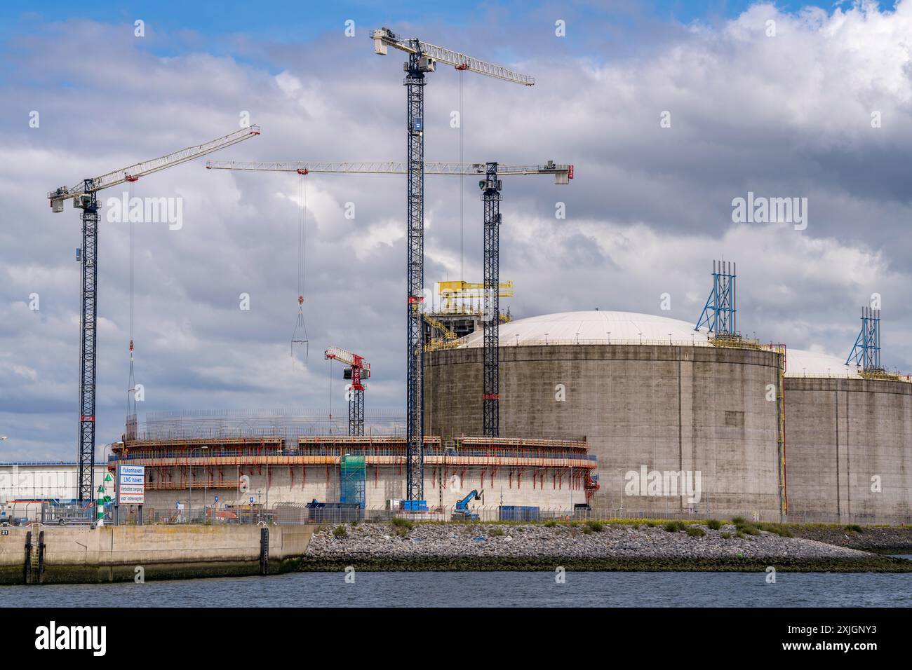 Construction of a 180,000 cubic meter LNG storage tank, it will be the ...