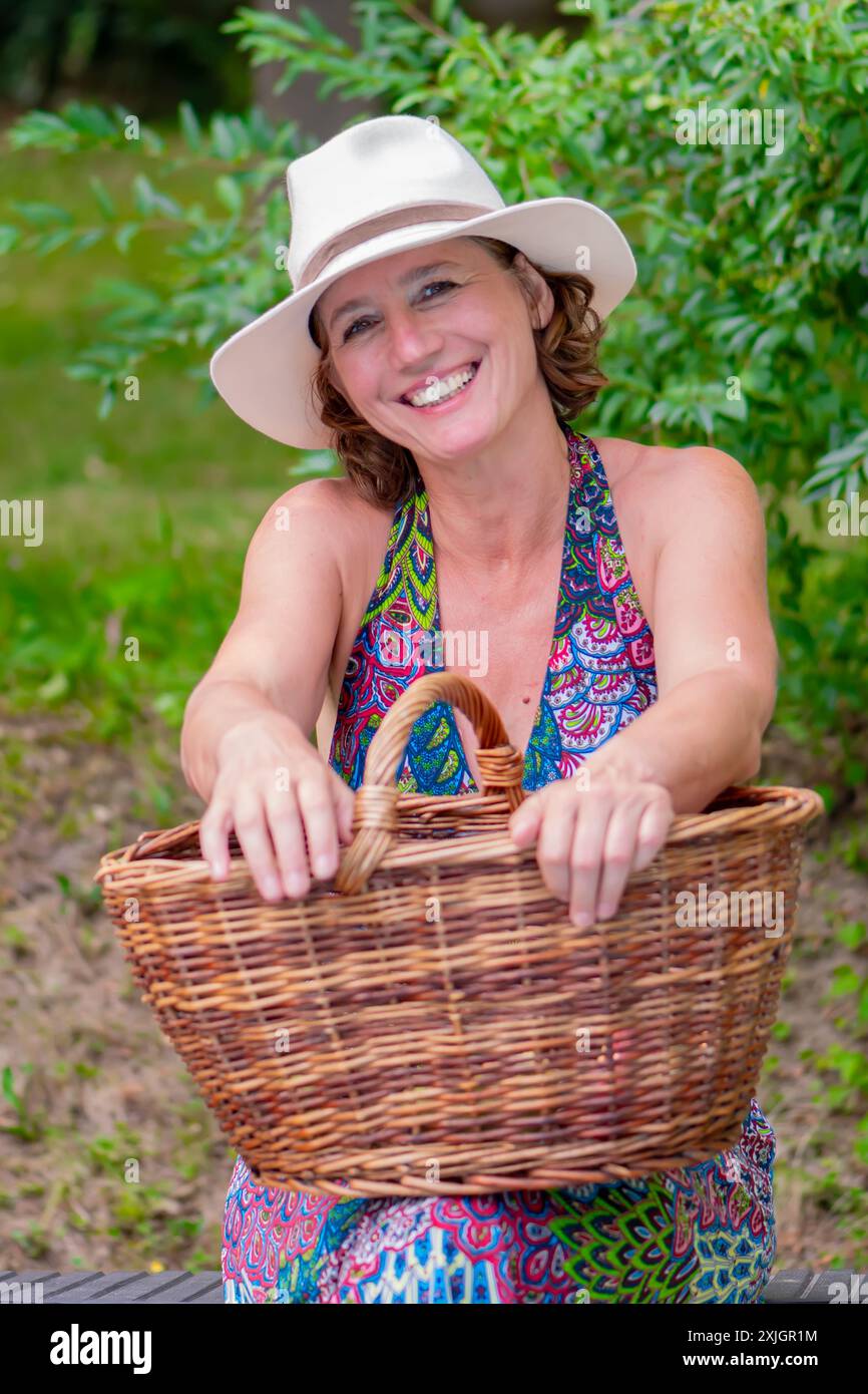 Woman basket casual style hi-res stock photography and images - Alamy