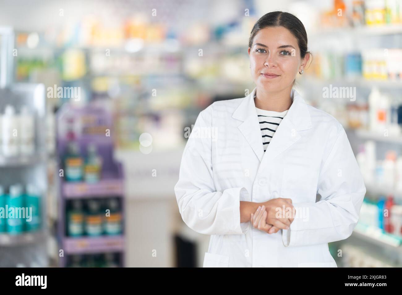 Young female pharmacist posing hi-res stock photography and images - Alamy