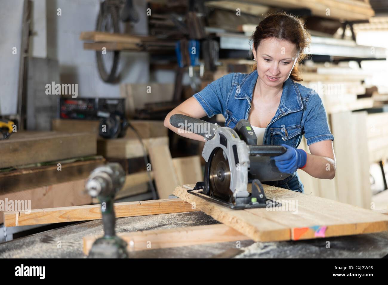 Female employee workshop cuts hi-res stock photography and images - Alamy