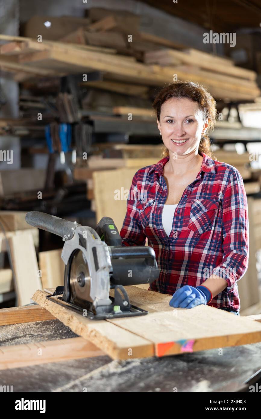 Female employee workshop cuts hi-res stock photography and images - Alamy